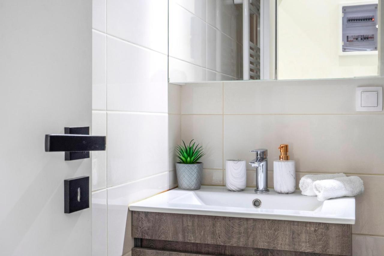 Central 2Br Apartment In The Heart Of アテネ エクステリア 写真